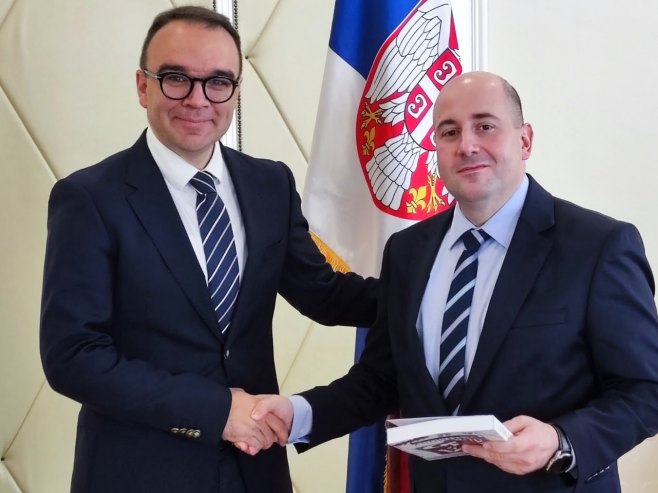 Амбасадор Врањеш уручио Козареву други дио монографије "Наша исповијест 2"
