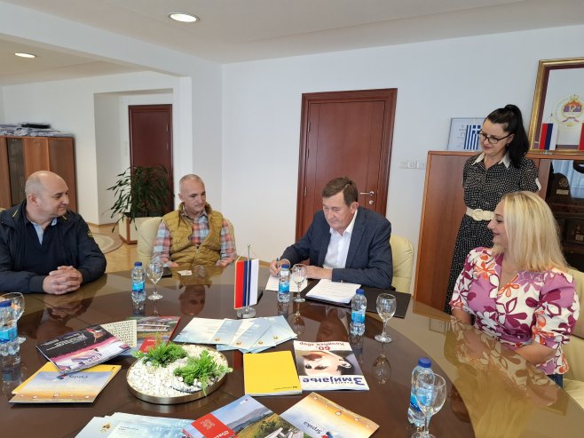 Представници привредних субјеката са Митровићем Представници привредних субјеката са Митровићем - Фото: Уступљена фотографија