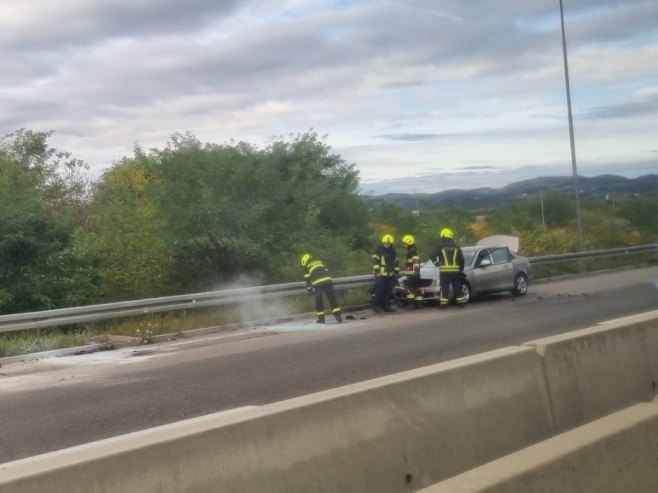 Аутомобил изгорио на ауто-путу "9. јануар"