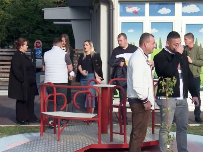 Протест радника Центра за социјални рад у Бијељини због кашњења плата (ВИДЕО)