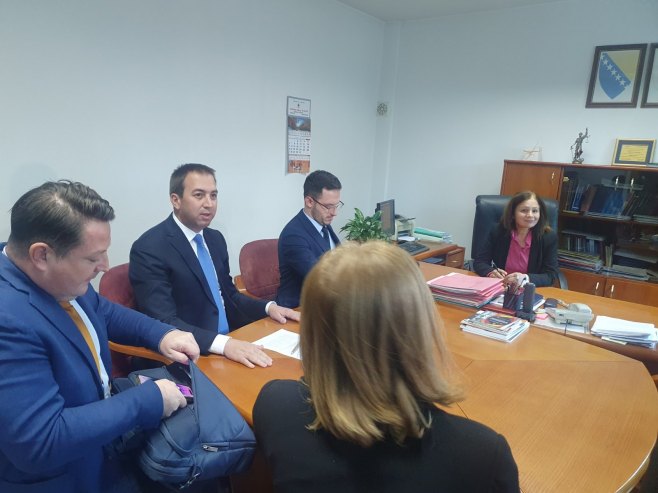 Министар Селак у Основном суду у Теслићу Министар Селак у Основном суду у Теслићу - Фото: РТРС