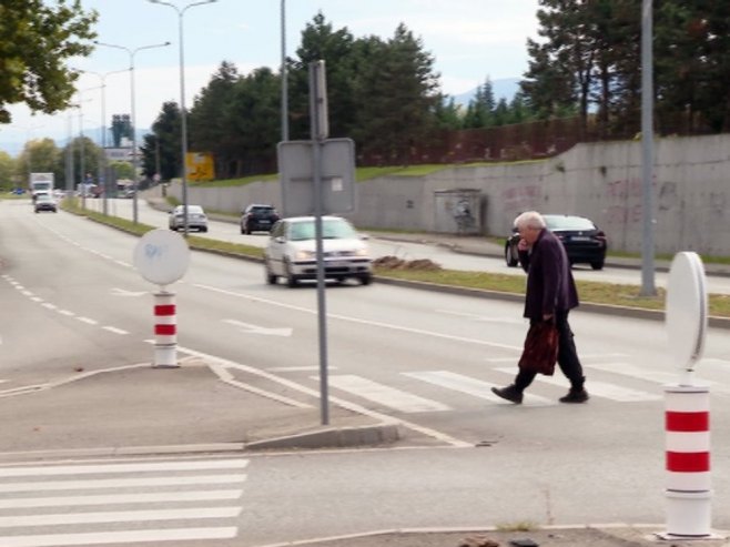 Становници Улице Драгана Бубића годинама упозоравају на небезбиједну раскрсницу Становници Улице Драгана Бубића годинама упозоравају на небезбиједну раскрсницу - Фото: РТРС