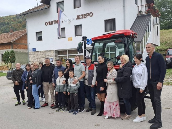 Комунално предузеће из Језера добило трактор вриједан 30 хиљада КМ