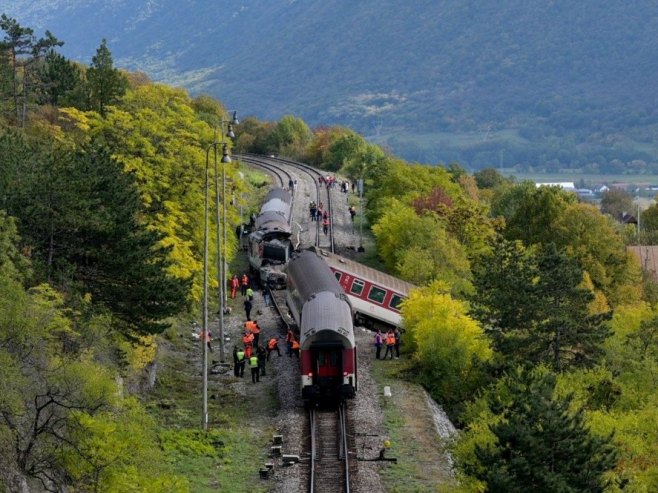 Судар возова у Словачкој (фото: EPA/STRINGER) Судар возова у Словачкој (фото: EPA/STRINGER) -