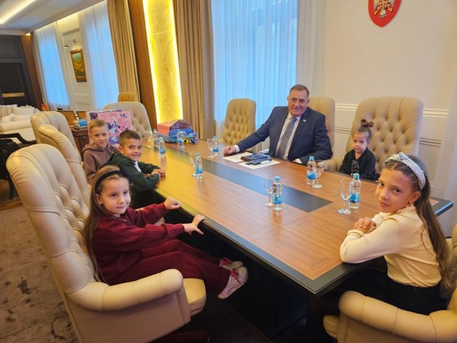 Додик угостио малишане - најдража делегација у Кабинету
