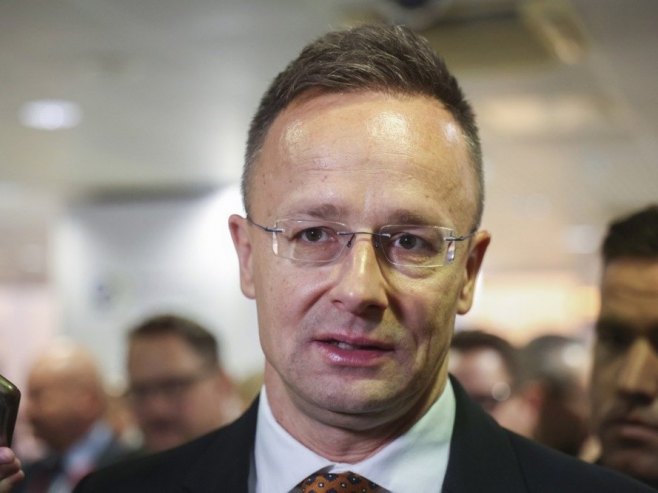 Сијарто: Бранићу право Мађарске да не шаље новац Украјини и купује енергију од Русије