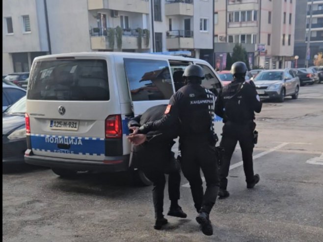 Спроведен у Тужилаштво осумњичени за паљење два аутомобила (ВИДЕО)