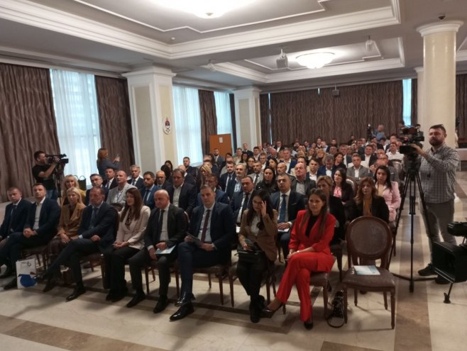 Министар Випотник на Пословном форуму Министар Випотник на Пословном форуму - Фото: РТРС