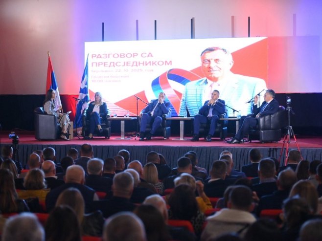 Одржана трибина "Разговор са предсједником" у Бијељини: Српска је стабилна, без обзира на санкције против изабраних званичника (ФОТО)