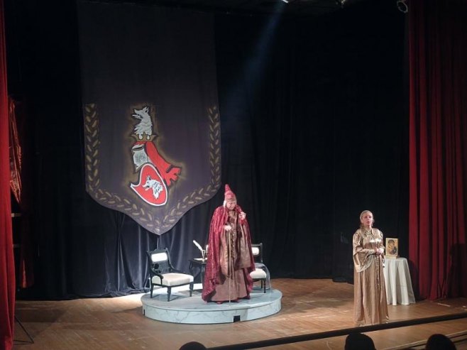 У Козарској Дубици изведена представа "Кнегиња камена" позоришта из Сремске Митровице