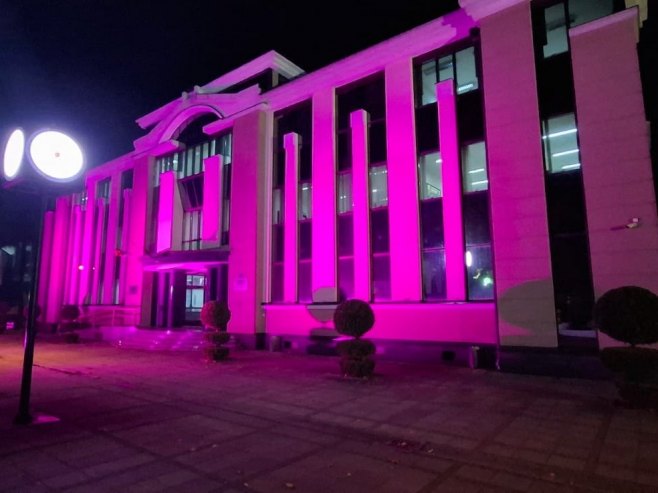 Дервента симболично у роза боји као гест подршке обољелима од карцинома дојке (ВИДЕО)