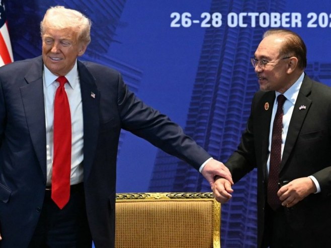 Трамп се прикључио плесу добродошлице који му је приређен у Малезији (ВИДЕО)