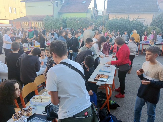 Ученици ОШ "Јован Цвијић" - срца пуна љубави и хуманости; Прикупили више од 11.500 КМ за лијечење Петра Шарића (ФОТО)