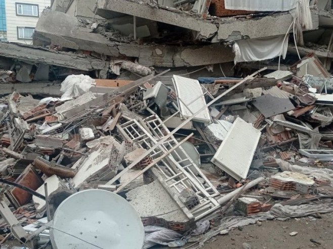 Срушила се зграда у Истанбулу (ВИДЕО)