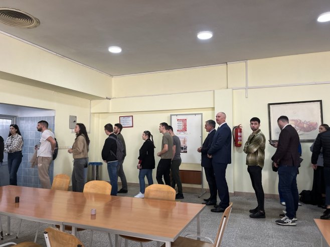 Каран на ручку са студентима у мензи