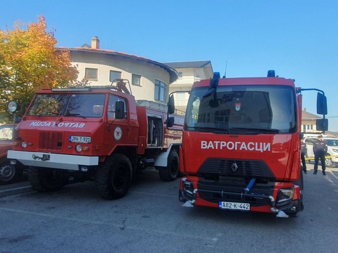 Ватрогасцима из Петрова уручено ватрогасно возило, донација РУЦЗ Ватрогасцима из Петрова уручено ватрогасно возило, донација РУЦЗ