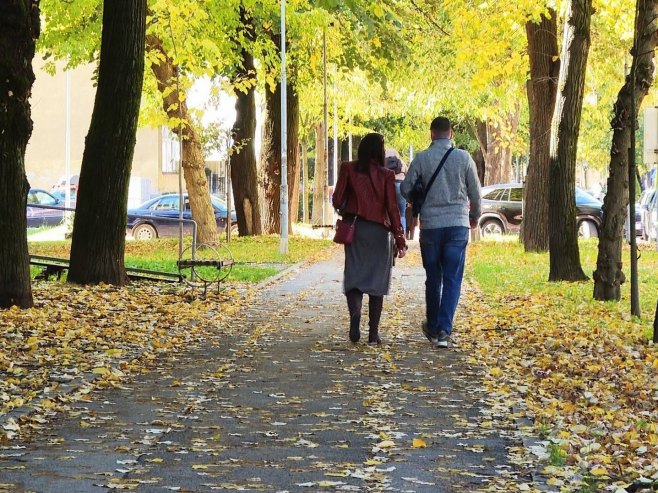 Јесења клизавица на бањалучки начин - опало лишће, у комбинацији с кишом, пријетња пјешацима (ВИДЕО) Јесења клизавица на бањалучки начин - опало лишће, у комбинацији с кишом, пријетња пјешацима (ВИДЕО)