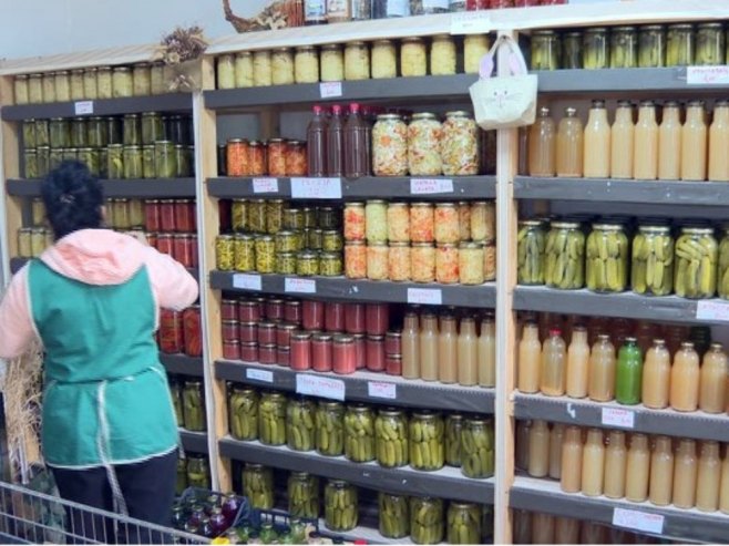 Вриједне руке ученика Пољопривредне школе у Бањалуци напуниле школски магацин зимницом (ВИДЕО) Вриједне руке ученика Пољопривредне школе у Бањалуци напуниле школски магацин зимницом (ВИДЕО)