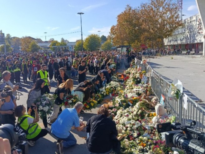 Грађани одају почаст у Новом Саду: Пале свијеће и полажу цвијеће (ВИДЕО)