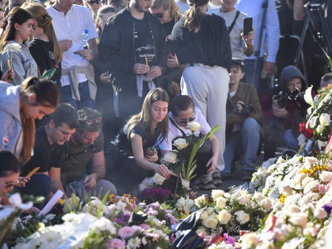 Грађани одају почаст у Новом Саду: Пале свијеће и полажу цвијеће (ВИДЕО)