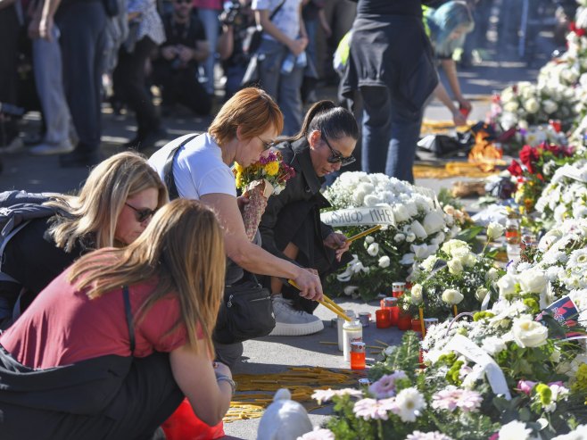 Грађани одају почаст у Новом Саду: Пале свијеће и полажу цвијеће (ВИДЕО)