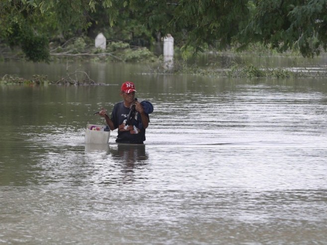 Помоћ тешко стиже угроженима након удара урагана "Мелиса"