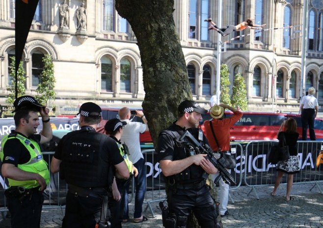 Десеторо људи избодено ножем у возу у Британији, антитерористичке јединице укључене у истрагу (ФОТО/ВИДЕО)