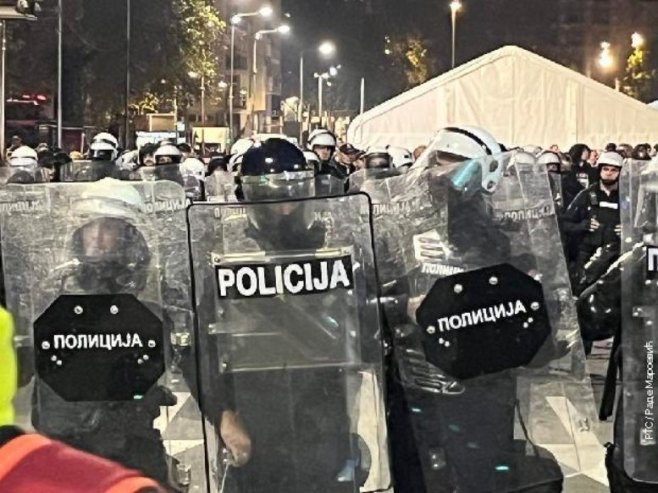 Кордон полиције раздваја грађане испред скупштине