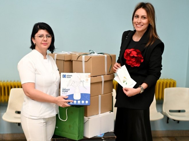 Атос банка даровала новорођене бебе поводом Свјетског дана штедње