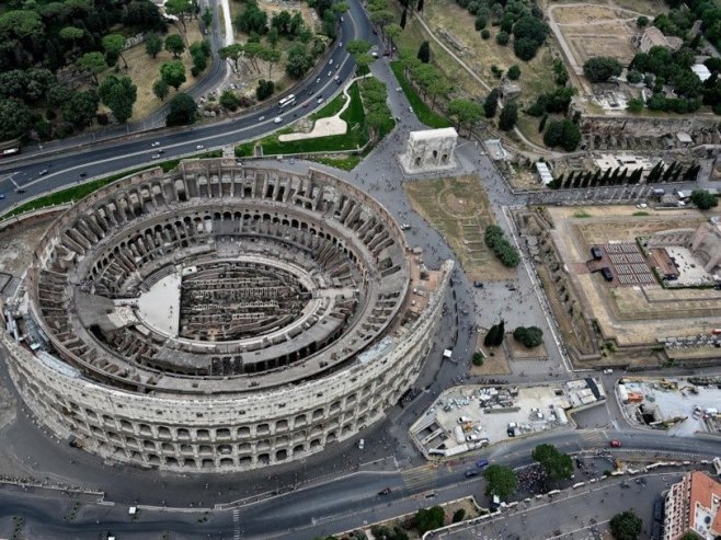 Повријеђена три радника након урушавања торња близу Колосеума (ВИДЕО)