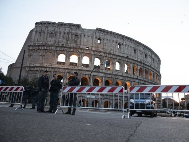 Ватрогасци сатима покушавају да извуку радника испод рушевина код Колосеума (ФОТО/ВИДЕО)