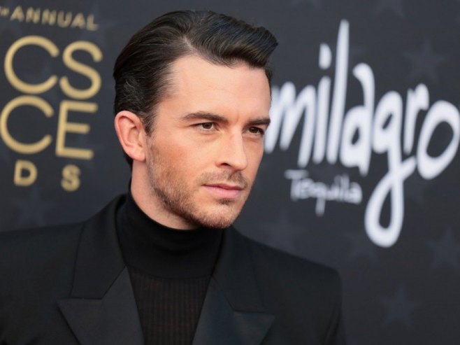 Часопис "Пипл" прогласио глумца Џонатана Бејлија за "најсексипилнијег мушкарца"