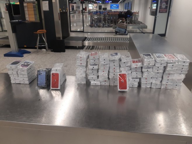 На сарајевском аеродрому одузета 123 "ајфона" од брачног пара