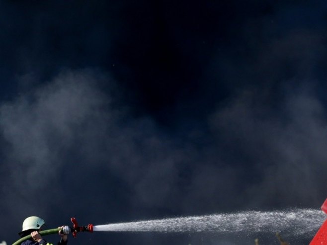 Велики пожар у Загребу, црни дим се види километрима далеко (ВИДЕО)