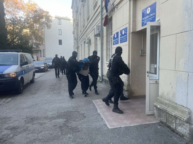 Ухапшени у акцији "Ускок три" спроведени у ПУ Требиње (ФОТО)