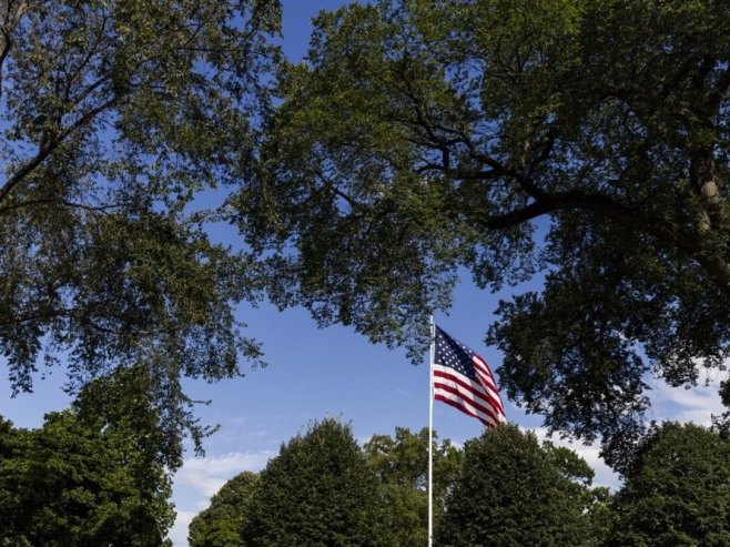 Застава  (Фото: EPA/JIM LO SCALZO) - 