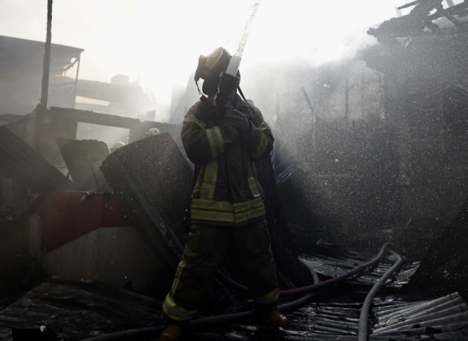 Погинуло 11 штићеника Дома пензионера у Тузли (ВИДЕО)