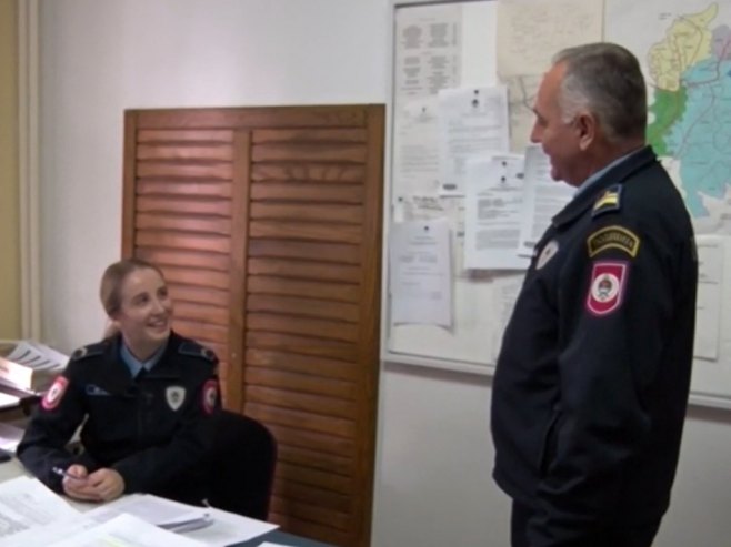 Двије генерације Игњатића у плавој униформи - отац и кћерка из Српца у служби МУП Српске (ВИДЕО)