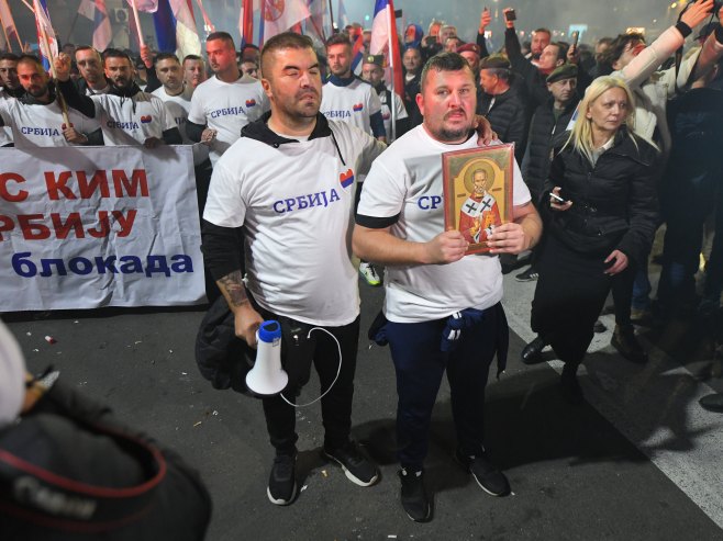 Испред Скупштине порука јединства српског народа са Косова и Метохије