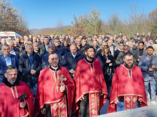 На Глођанском брду обиљежене 33 године од страдања 126 бораца Војске Српске: Још увијек нико није одговарао за злочин (ФОТО)