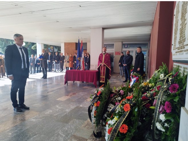 Положени вијенци код спомен-плоче погинулим студентима и радницима Положени вијенци код спомен-плоче погинулим студентима и радницима - Фото: СРНА