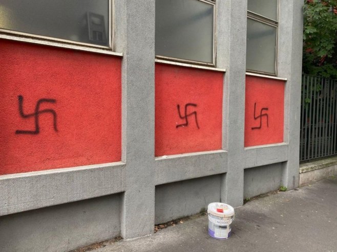 Њемачка: Широм града исцртани кукасти крстови људском крвљу (ФОТО)