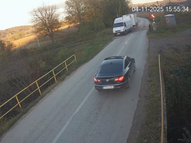 Возач игнорисао рампу: Опасан прелазак на прелазу "Копривна" у Модричи (ВИДЕО)