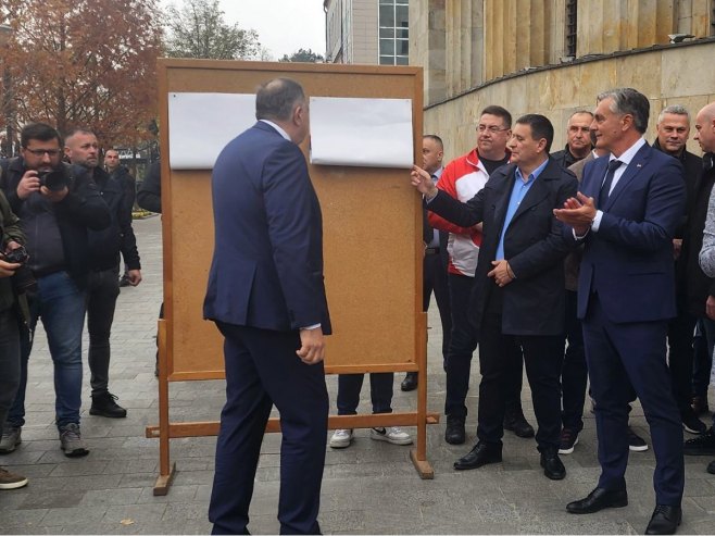 СНСД почео предизборну кампању лијепљењем првог плаката (ФОТО/ВИДЕО)