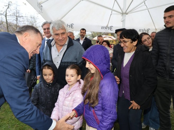 Додик и Каран у посјети вишечланој породици Миљић код Лопара (ФОТО)