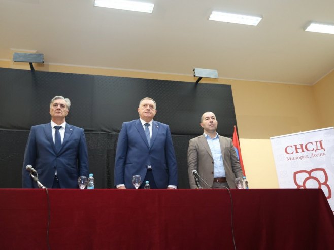 Лопаре: СНСД трибина - Фото: ZIPAPHOTO/Borislav Zdrinja