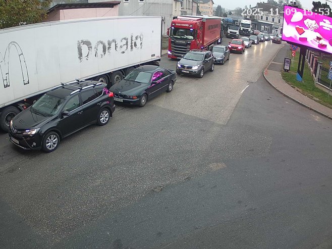 На граничним прелазима Костајница, Градина и Рача појачана фреквенција путничких возила