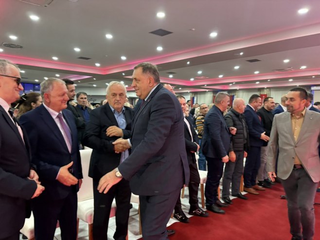 Tribina SNSD u Doboju (foto: RTRS)