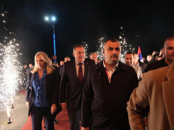 Tribina SNSD u Doboju (foto: banjaluka.net / aleksandarstupar)