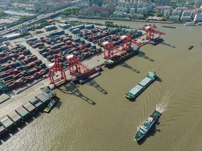 Теретни бродови (фото: EPA/ALEX PLAVEVSKI - илустрација) - 